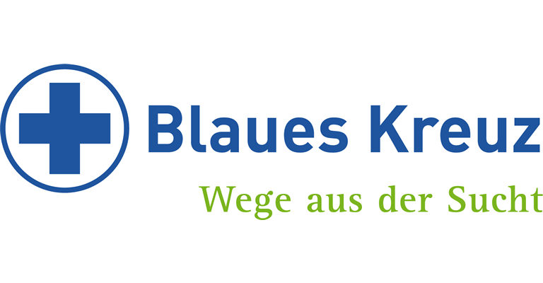 Leerer Raum mit Stuhlkreis, Tisch, Bücherregal und Wandtafel.