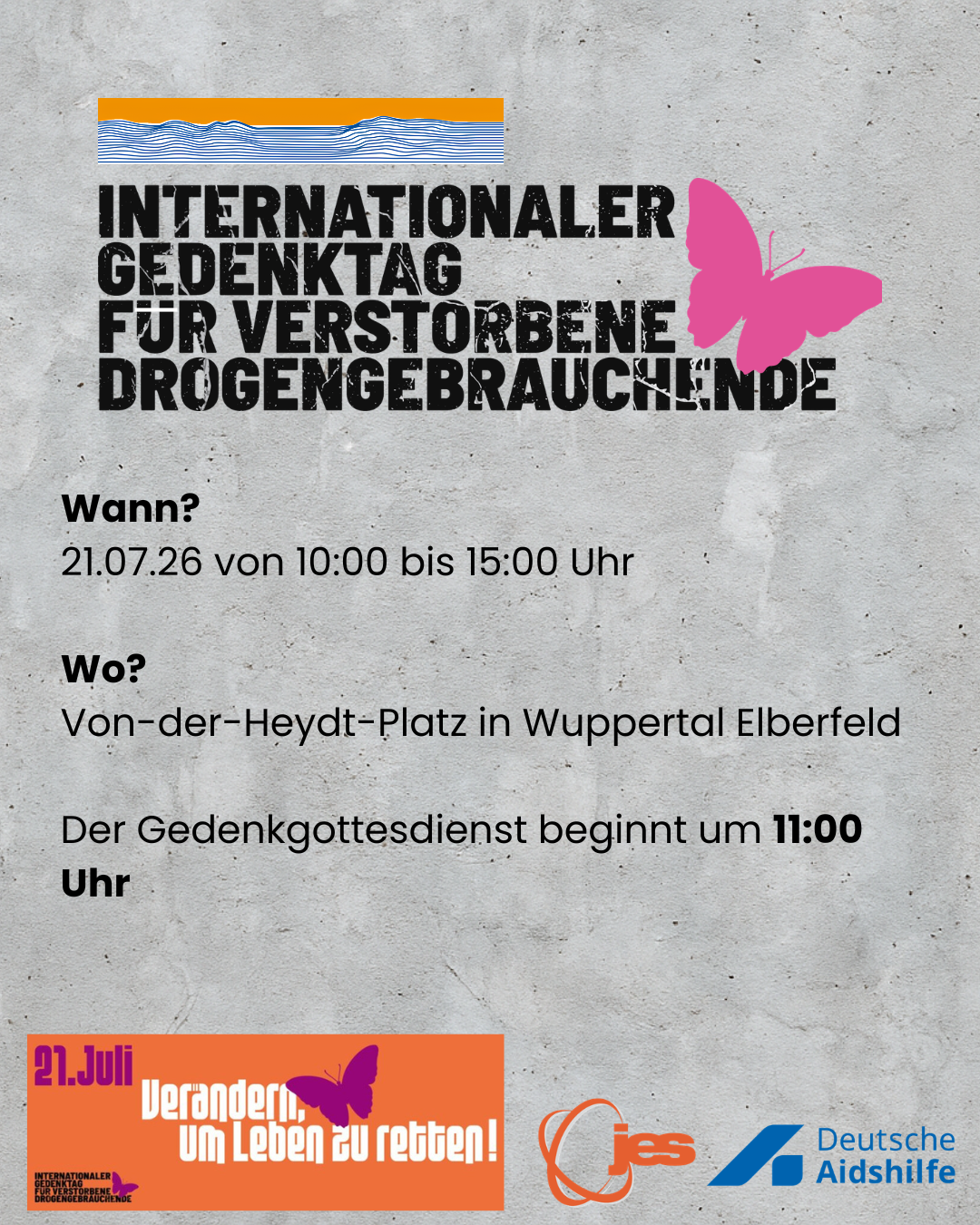 Zwei lächelnde Personen sitzen in einem Café und unterhalten sich.
