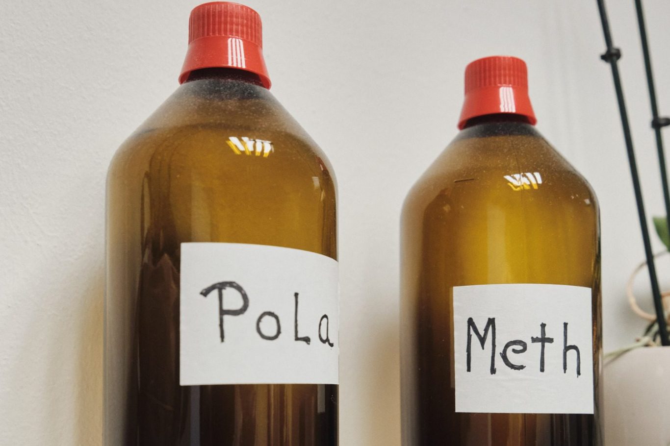 Zwei braune Flaschen mit weißen Etiketten: "Polamidon" und "Methadon".