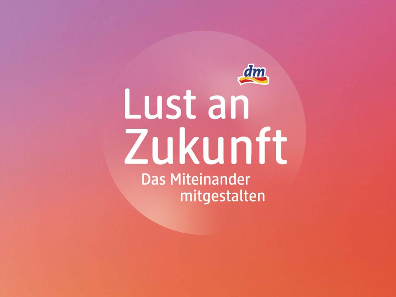Zwei lächelnde Personen sitzen in einem Café und unterhalten sich.